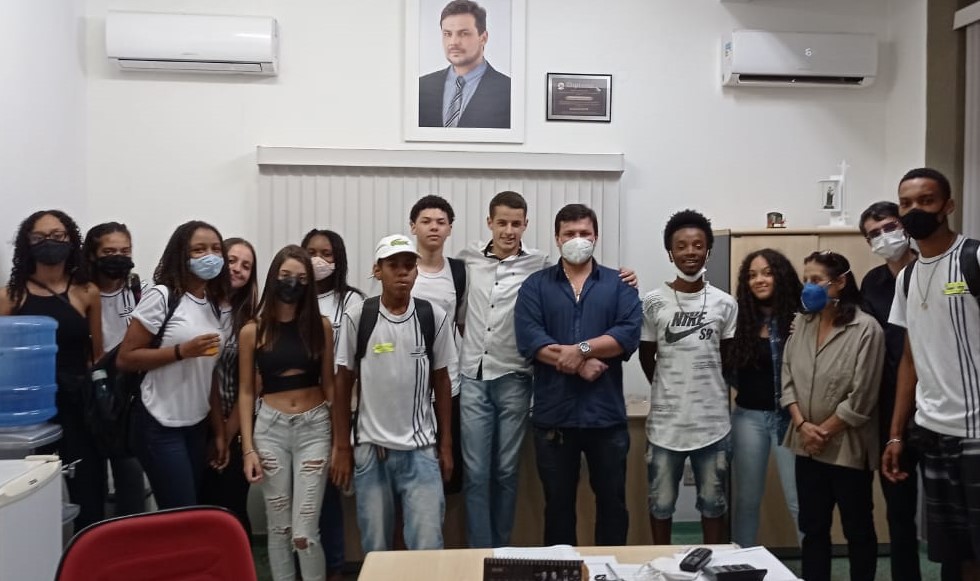 Alunos do Parlamento Jovem visitam a Prefeitura